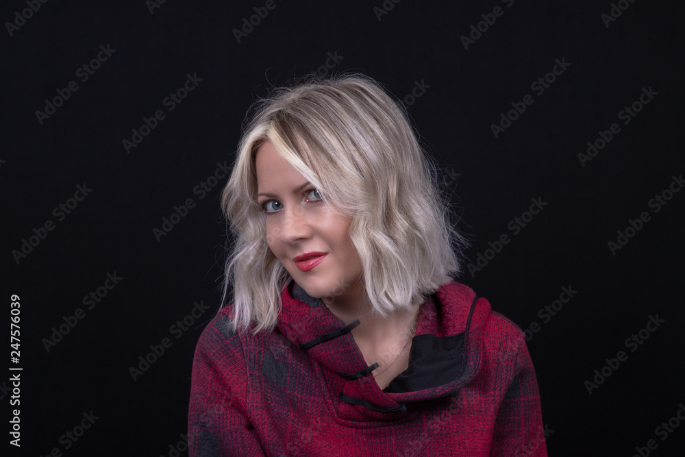 Woman With Platinum Blunt Shoulder Length Bob Hairstyle Foto