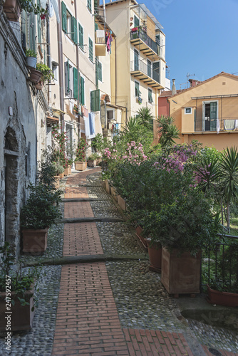 Obraz Dibond Włochy Liguria Aleje Ventimiglia i place starej wioski