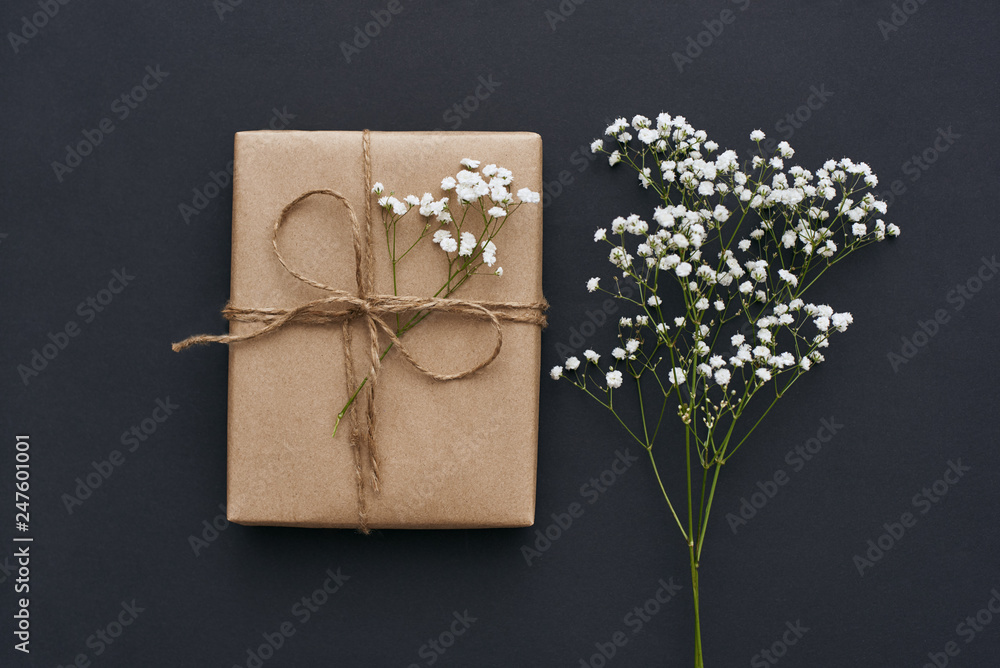 Obraz na płótnie Making something special... Close-up image of beautiful gift box decorated with flowers w salonie