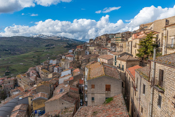 Il borgo Siciliano di Gangi visto dei tetti con le cime innevate delle Madonie sullo sfondo, provincia di Palermo IT