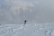 Skifahrer am Skifahren im weissen Pulverschnee in den Bergen / Berge