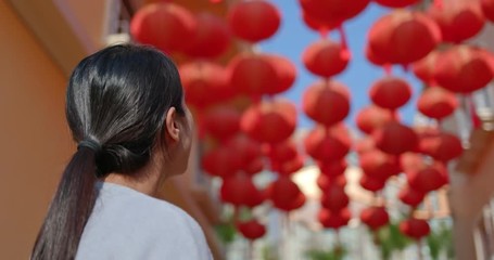 Poster - Woman look at the red lantern