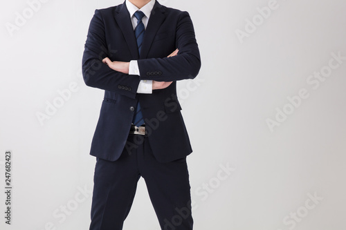 白背景でスーツの男性が上半身で腕を組んで怒っている場面 Stock Photo Adobe Stock 白背景でスーツの男性が上半身で腕を組んで怒っている場面 Stock Photo Adobe Stock