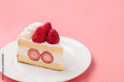 記念日用ピンク背景の可愛いショートケーキ Adobe Stock でこのストック画像を購入して 類似の画像をさらに検索 Adobe Stock