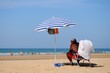 Mann im Sonnenschein am Strand bei Conil de la Frontera, Spanien