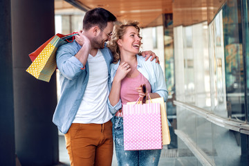 Canvas Print - Portrait of a couple with shopping bags in city