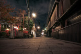 Fototapeta Uliczki - Traditional Japanese buildings at night in autumn on a narrow street in Gion District, Kyoto, Japan.