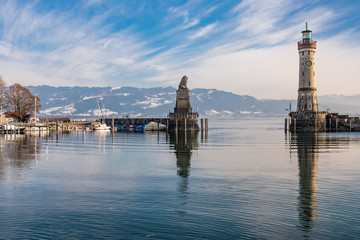 Wall Mural - Hafeneinfahrt Lindau vor Alpen