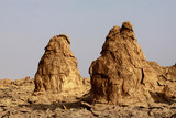 Fototapeta Sawanna - dwie olbrzymie termitiery w  etiopii