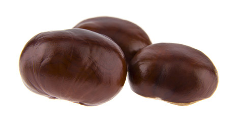 Wall Mural - chestnuts isolated on white background