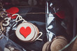 Matériel de scrapbooking pour la saint valentin, coeur rouge et bois