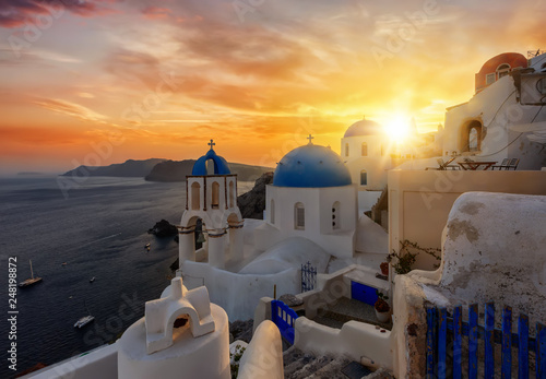 Foto  Romantischer Sonnenuntergang über dem malerischem Dorf Oia auf der Insel Santori