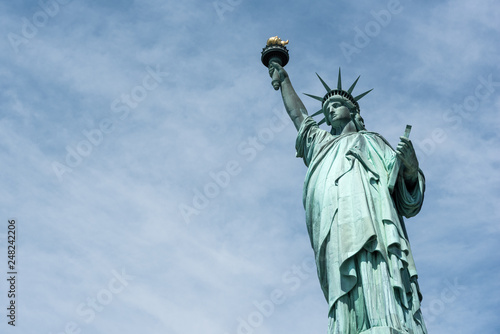 Fotografía The Statue of Liberty isolated against the sky
