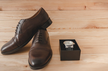 Shoes and watch as accessories to dress elegantly