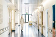 Leinwandbild Motiv Krankenhaus Arzt unscharf von vorne laufen
