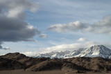 Fototapeta Tęcza - Eastern Sierra Nevada snowy mountain peaks and brown winter hills