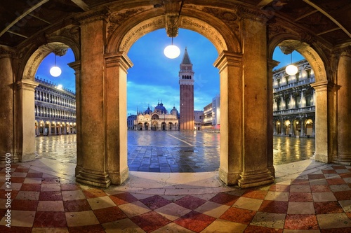 Fotomural Piazza San Marco hallway night view