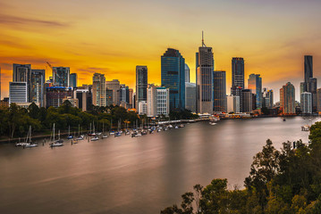 Fototapete - Sunset skyline of Brisbane city and Brisbane river