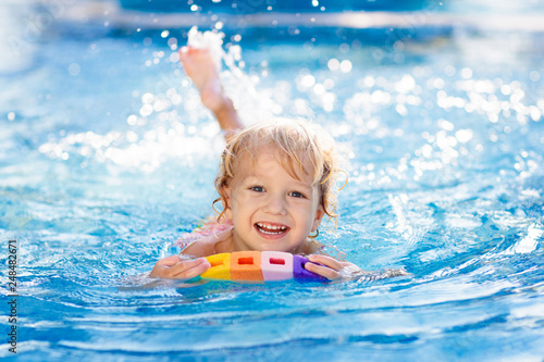 Dekoracja na wymiar  dziecko-uczy-sie-plywac-dzieci-w-basenie
