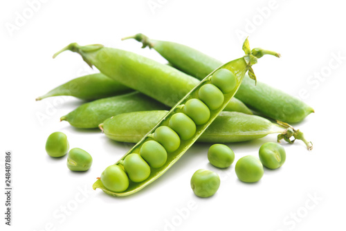 Fotografía Fresh green peas isolated on white background