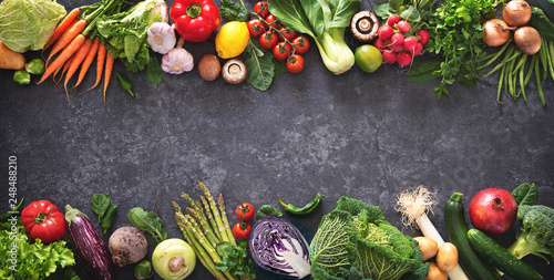 Plakat owoce   koncepcja-zdrowej-zywnosci-ze-swiezymi-warzywami-i-skladnikami-do-gotowania