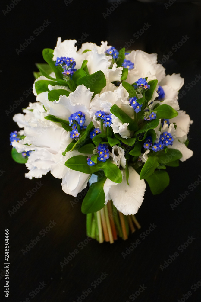 Stock-Foto „Blumenstrauß weiße Alpenveilchen und Vergissmeinnicht“