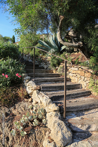 Mediterrane Gartengestaltung Treppenaufgang Mit Bruchsteinmauern
