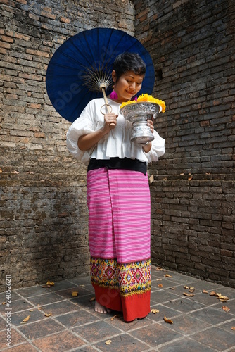 Femme Habit Traditionnel Et Bouquet De Fleurs Wat Umong