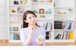 © miya227 - 部屋でスマホを見る女性　考える
