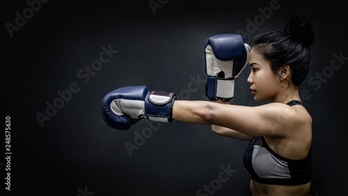 Dekoracja na wymiar  bokser-dziewczyna-azjatyckich-wykrawania-z-niebieskie-rekawice-bokserskie-na-czarnym-tle-w-studio-sztuki-walki