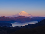 Fototapeta Zachód słońca - 大観山からの早朝の富士山と芦ノ湖