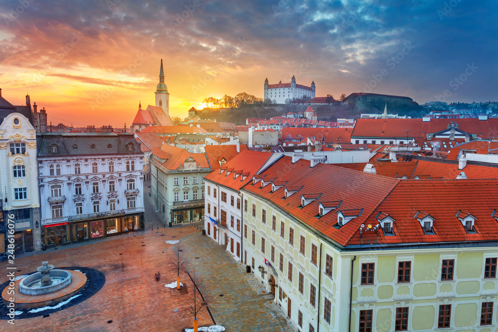 Obraz na płótnie Bratislava. Aerial  cityscape image of historical downtown of Bratislava, capital city of Slovakia during sunset. w salonie