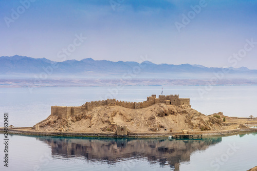 Plakat Krajobraz. Widok na zamek Salah El Din w zatoce Aqaba, Morze Czerwone, Taba, Egipt