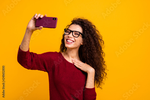 Cuadros en Lienzo Portrait of her she nice cute attractive cheerful cheery wavy-haired lady holdin