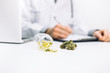 © nokturnal - Arzt verschreibt medizinische Cannabis Öl Kapseln