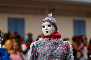 regard blanc au carnaval de Cayenne en Guyane française