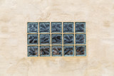 Pared con ventana de bloques de vidrio. 