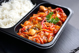 Fototapeta  - Lunch box. Kurczak w sosie słodko kwaśnym z białym ryżem.