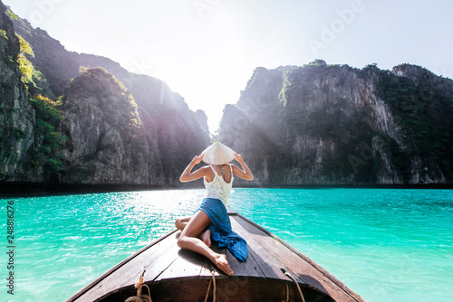 Fotomural Beautiful woman making an excursion to phi phi island and maya beach in Thailand