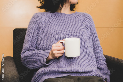 マグカップを持つ女性 Stock 写真 Adobe Stock マグカップを持つ女性 Stock 写真 Adobe Stock
