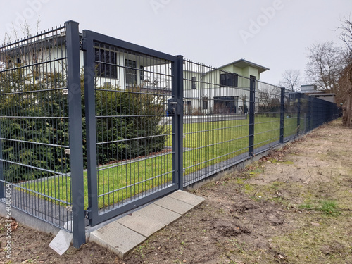 Gartenzaun aus Metall – kaufen Sie dieses Foto und finden Sie ähnliche