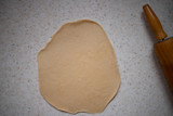 Fototapeta  - Placek ciasta rozwałkowany na blacie marmurkowym i drewniany wałek kuchenny