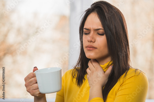 Cuadros en Lienzo portrait of woman having sore throat problem