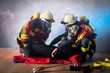 Menschenrettung, bergen von verletzter Person, Feuerwehr, Atemschutztrupp im Einsatz