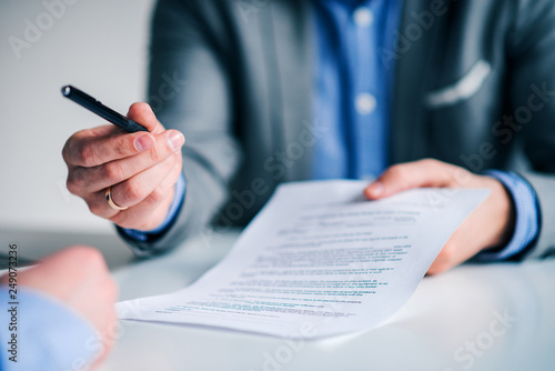 Fotografía Businessman offering pen to other businessman for signing contract or document