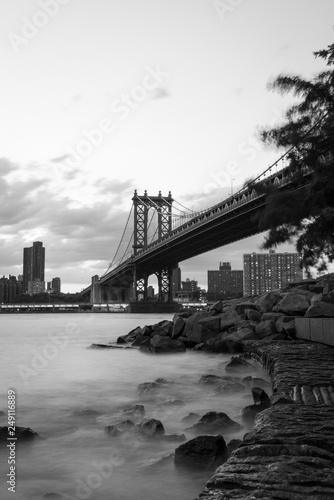 Fotografía Manhattan Bridge in New York City Long exposure