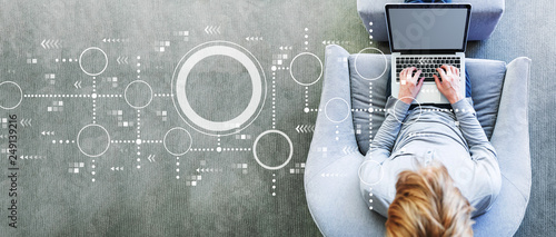 Cuadros en Lienzo Connected circles chart with man using a laptop in a modern gray chair