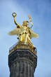 Siegessäule in Berlin Goldene Statue und blauer Himmel
