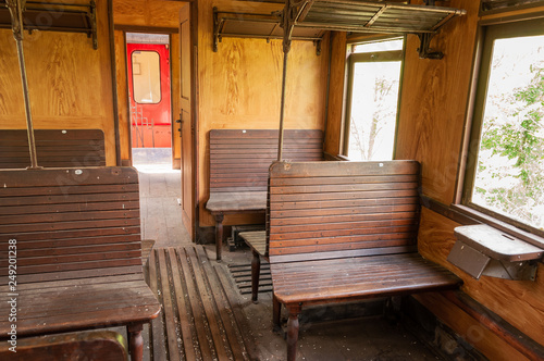 Blick in ein altes Zugabteil mit Holzsitzen und Ablagen – Stock-Foto