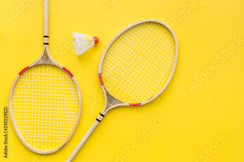 Plakaty Badminton  koncepcja-badmintona-rakiety-do-badmintona-i-wolant-na-zoltym-tle-widok-z-gory-kopiuj-sp